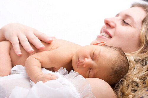 mamma sdraiata con bambino