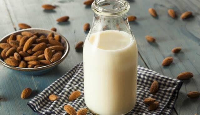 I molti benefici del latte di mandorle