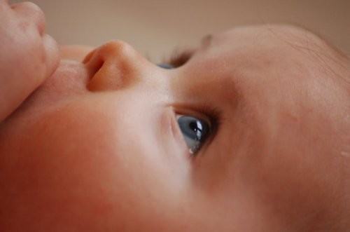 Neonato con occhi azzurri
