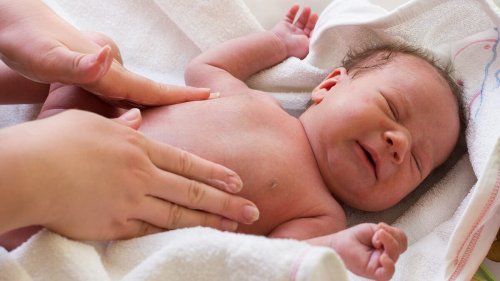 Per alleviare le coliche del neonato, gli si può praticare un massaggio all'addome in senso orario