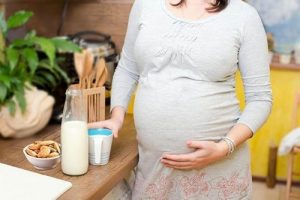 I benefici del latte di mandorle in gravidanza