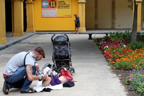 Il padre si occupa del figlio