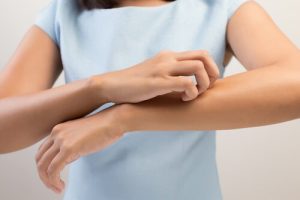 Perché sentiamo formicolio in alcune parti del corpo?