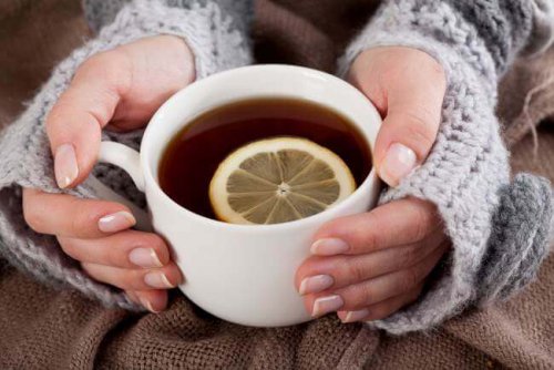 tisana con spicchio di limone