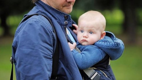 Il babywearing ergonomico: l’educazione tra le braccia che si assapora in famiglia