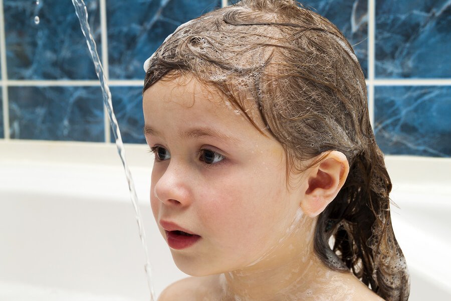 per evitare incidenti, non lasciate mai da soli i bambini nel bagno