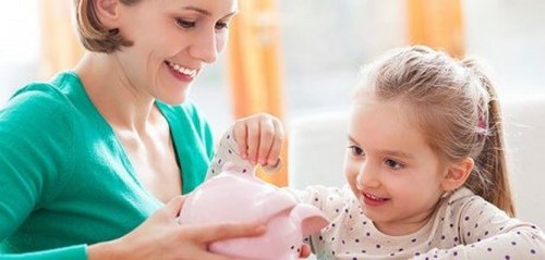 Bambina impara a dare valore al denaro