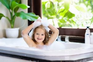 A che età il bambino può farsi il bagno da solo?