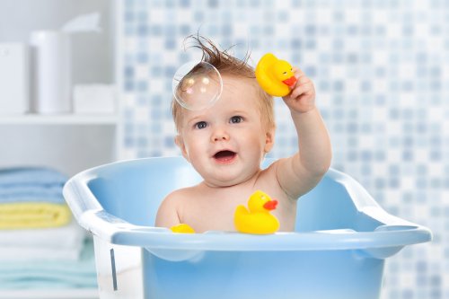 All'età di sette, otto anni i bambini possono farsi il bagno completamente da soli