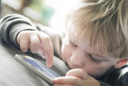 Ai bambini fa male trascorrere molto tempo di fronte allo schermo
