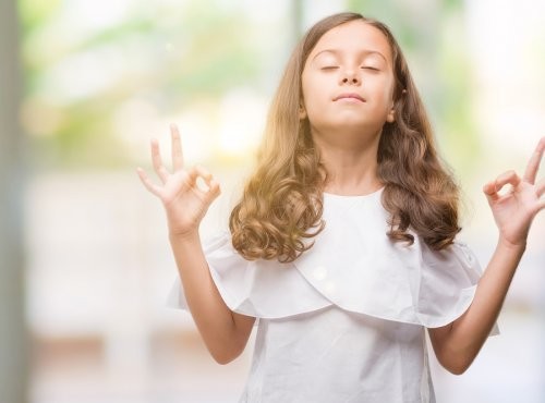 Bambina che pratica la respirazione