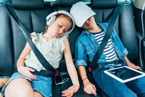 a volte, i bambini finiscono per addormentarsi, durante i lunghi viaggi
