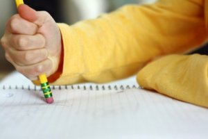 Mio figlio fa molti errori di ortografia: che cosa posso fare?