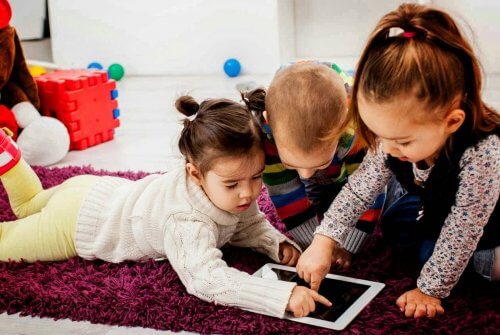 i membri della Generazione Alpha vivono completamente immersi nella tecnologia