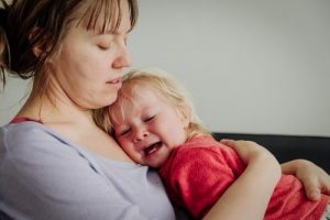 Lasciar piangere il bambino è positivo o negativo?