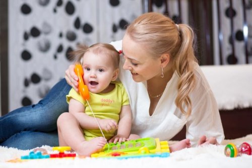 Come posso stimolare il bebè a iniziare a parlare?