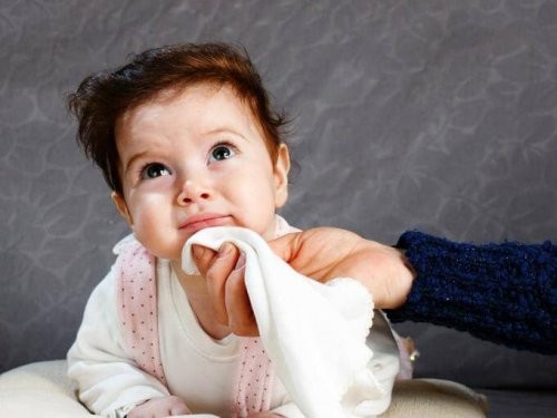 Madre che pulisce la bocca della figlia