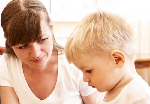 invece di urlare contro nostro figlio, proviamo a controllare il nostro tono di voce