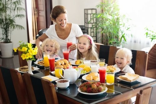 Mamma e figli fanno colazione