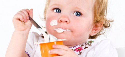 i bebè possono mangiare yogurt, facendo però attenzione a non turbare la loro dieta