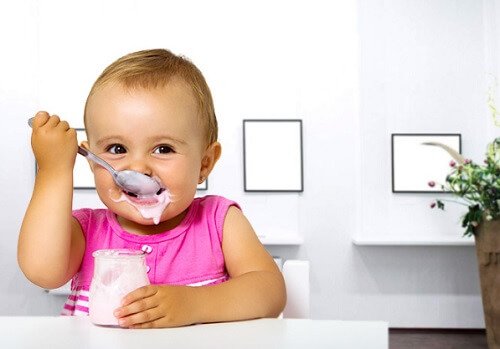Il vostro bebè può mangiare yogurt?