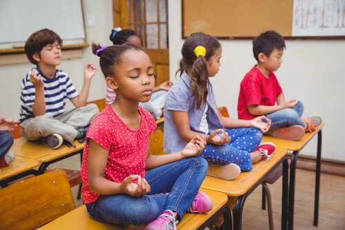 la meditazione in classe può rivelarsi un'ottima pratica educativa