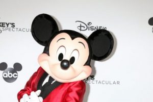 90 anni con Topolino! La Disney li festeggia alla grande