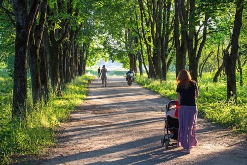 Camminare è uno degli esercizi da praticare con il vostro bambino