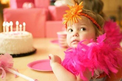 Bambina ad una festa di compleanno