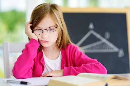 bambina stanca studia su scrivania
