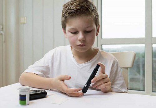 bambino effettua test sangue su dito indice