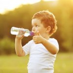 Quando insegnare al bambino a bere acqua dal bicchiere? - Siamo Mamme