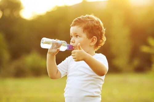 Quando insegnare al bambino a bere acqua dal bicchiere?