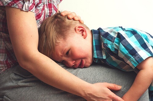 bimbo piange su gamba madre