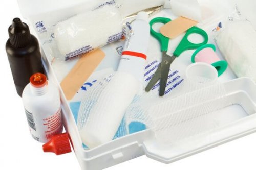 Che cosa deve contenere la cassetta di pronto soccorso di casa?