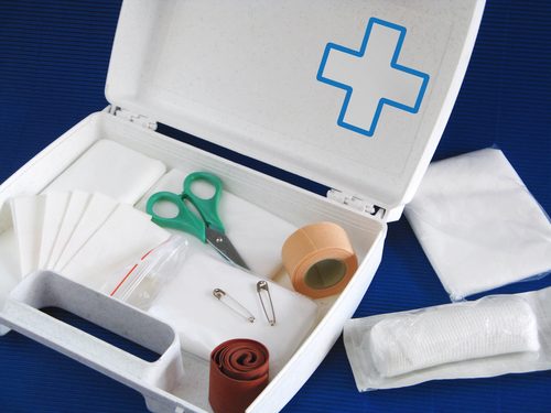 che cosa deve contenere una cassetta di pronto soccorso?