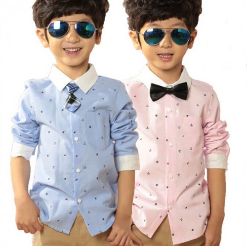 Bambino con camicia azzurra e rosa