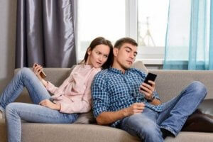È giusto controllare i social network del partner?