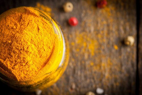 La curcuma è uno dei più efficaci rimedi contro la psoriasi