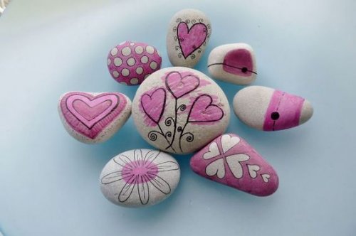 Decorare i sassi per farne un mosaico