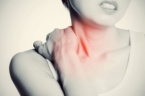 donna con mano sul muscolo trapezio