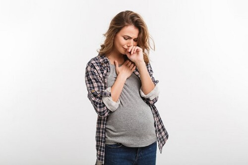 donna incinta in piedi piange
