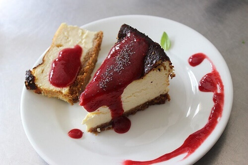 due pezzi di cheescake su un piatto