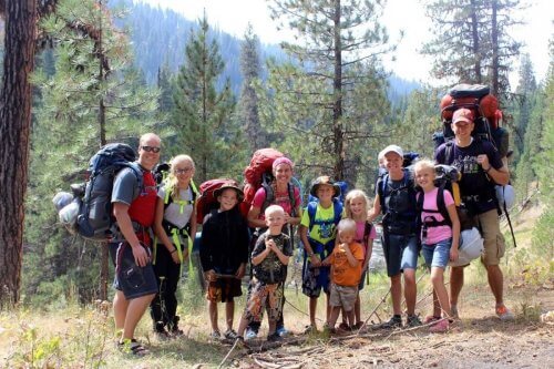 il trekking in famiglia consente di entrare in contatto con la natura e costruire ricordi indimenticabili