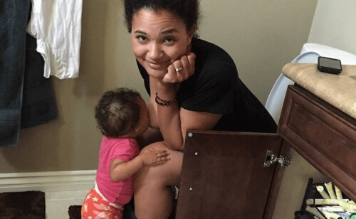 mamma in bagno senza intimità