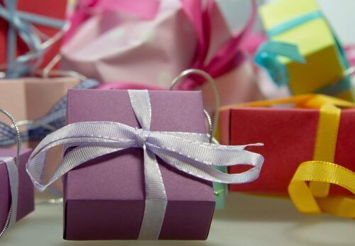 pacchetti regalo per decorare la stanza dei bambini a Natale