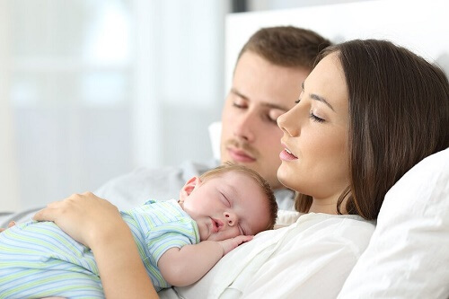 padre, madre e bimbo dormono assieme