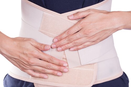 panciera donna con mani sopra