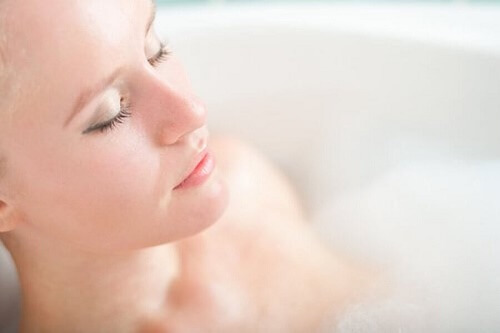 ragazza occhi chiusi bagno in vasca