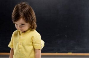 Timidezza durante l'infanzia: come affrontarla